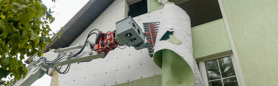 Das Porr Team konnte EPS mit dem Baggeraufsatz schon während des Rückbaus von Reststoffen befreien.