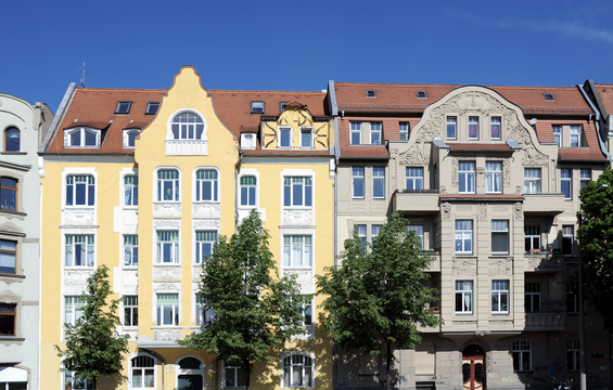 Bestandsimmobilien rücken stärker in den Fokus: 2025 stiegen Transaktionen und Preise vor allem im Wohnsegment moderat an.