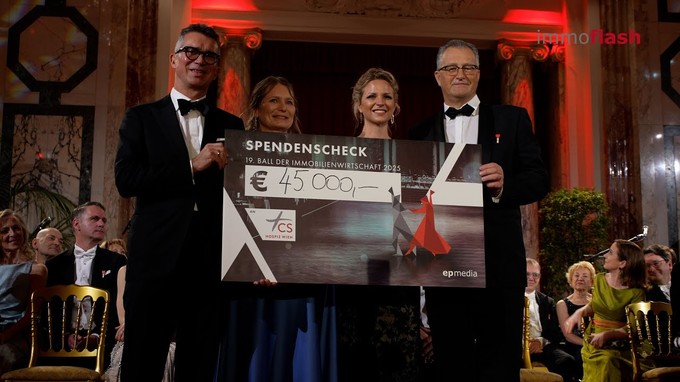Der 19. Immobilienball 2025 steht auch heuer wieder im Zeichen des guten Zwecks: Insgesamt 45.000 Euro kommen dem „Roten Anker" der Caritas Socialis zugute.

Einen großen Beitrag dazu leisten Immobilienball-Veranstalterin Iris Einwaller und die Raiffeisenbank Baden, die den ursprünglichen Betrag der Spendenkarten großzügig aufrunden.

Neben diesem klaren Bekenntnis zur sozialen Verantwortung bietet der Immobilienball 2025 natürlich alles, was einen Wiener Traditionsball ausmacht: ein glanzvolles Ambiente und erstklassige Musik, die zum Tanzen einlädt.

Walzer, Tango oder Foxtrott? Mit welchem Tanz lässt sich die Immobilienwirtschaft am besten vergleichen?

Als besonderes Highlight rockt „Suicide Blond“, bestehend aus Mitgliedern der Immobilienbranche, das Parkett.

Neben dem Tanzparkett bietet der Immobilienball 2025 aber auch diverse Bereiche, in denen man in Ruhe mit Branchenkolleg:innen netzwerken kann.

Der Immobilienball 2025 zeigt auch heuer wieder, dass die Branche nicht nur in der Gestaltung von Wohn- und Arbeitsräumen Maßstäbe setzt, sondern auch in der Organisation unvergesslicher Events und im Engagement für Menschlichkeit.

==============

Im Interview:
Sascha Haimovici - Geschäftsführender Gesellschafter, IMMOcontract
Peter Ulm - VÖPE Vizepräsident 
Erwin Atzmüller – Raiffeisenbank Region Baden
Ellen Moll - Geschäftsführende Gesellschafterin, Dr. Moll & Punt 
Christian Meidlinger - Zweiter Präsident des Wiener Landtages 
Andreas Köttl - CEO, nxt value one
Michael Schmidt - Geschäftsführer, 3SI Immogroup
Corinna Kamper - Rennfahrerin & Dancing Star
Markus Arnold - Geschäftsführer & Gründer, Arnold Immobilien 
Elisabeth Olischar - Gemeinderätin und Landtagsabgeordnete  
Klaus Rosini - Geschäftsführer, Caritas Socialis
Bernhard Jarolim - Wiener Stadtbaudirektor
Georg Flödl - ÖVI Präsident  
Roland Schmid - Eigentümer und Geschäftsführer, IMMOunited 
Gerhild Bensch König - Obfrau, Salon Real 
Michael Pisecky - Fachgruppenobmann der Immobilien- und Vermögenstreuhänder der WKW