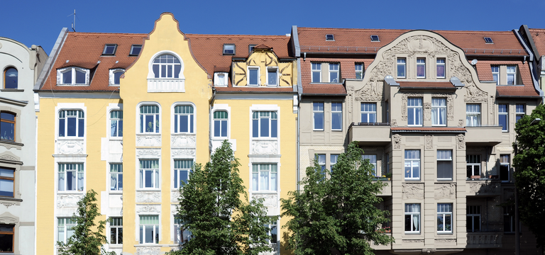 Bestandsimmobilien rücken stärker in den Fokus: 2025 stiegen Transaktionen und Preise vor allem im Wohnsegment moderat an.