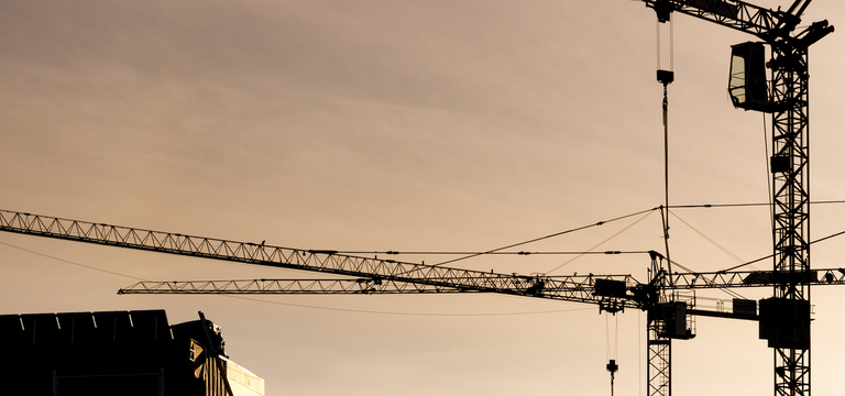 Investitionsstopp: Immobilienexperten warnen, dass der neue Mietpreisdeckel den dringend benötigten Neubau in Österreichs Ballungsräumen zum Erliegen bringt.