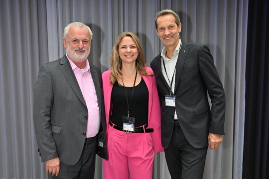 Iris Einwaller, Geschäftsführerin der epmedia Werbeagentur, Peter Engert, Geschäftsführer der ÖGNI, (links) und Wolfgang Kradischnig, CEO der DELTA AG.